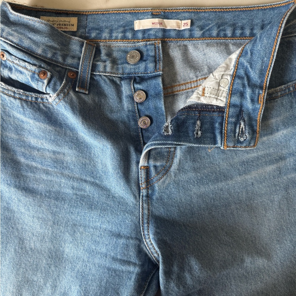 Levi’s Premium Wedgie Jeans - Picture 4 of 6
